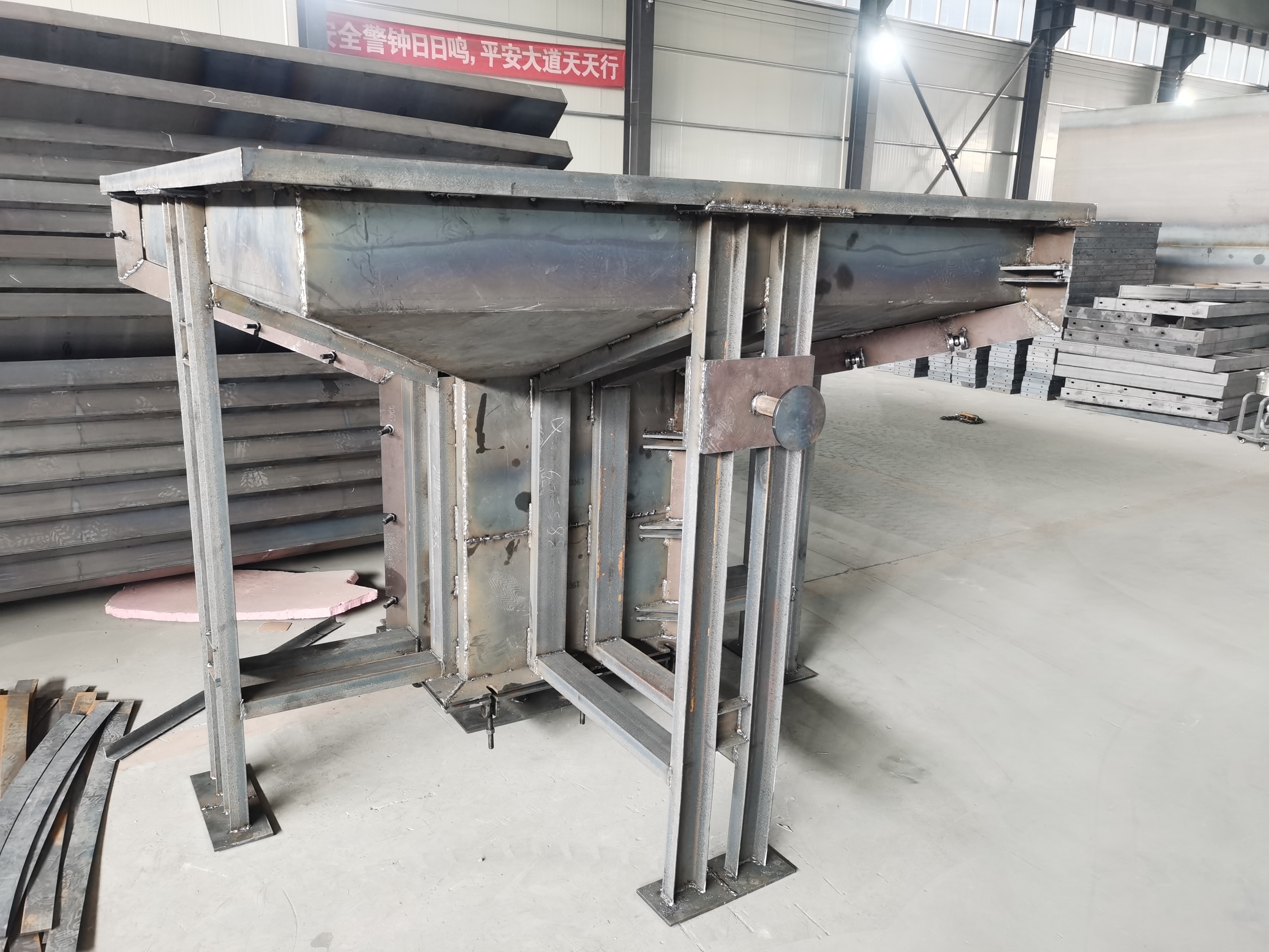 围墙立柱钢模具与水泥基础墩模具 现代化模具技术应用探析